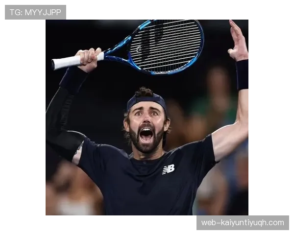 乔丹·汤普森赛后拎着菜篮子回家，手腕那块表比我一个月房租还贵